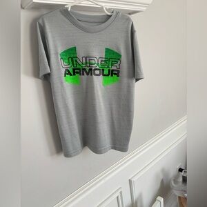 Like new! Under Armour short Sleeve Shirt- Small